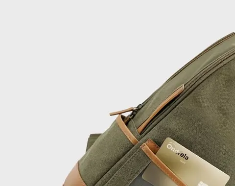 Goldene Ondrela-Karte in einer Rucksacktasche