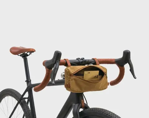 Goldene Ondrela-Karte in einer Fahrrad-Lenkertasche